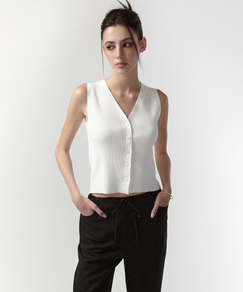 EAN JO(イアンジョー)の「VISCOSE V-NECK KNIT VEST (WHITE)(ニット/セーター・レディース・ホワイト・MEDIUM)」の1枚目の写真