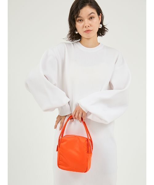 emmi（エミ）の「eco ナイロンスクエアバッグ（ハンドバッグ・レディース・オレンジ/シルバー・F）」の3枚目の写真