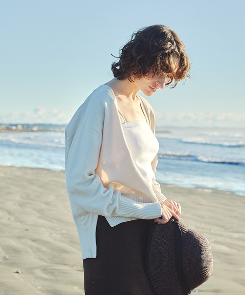 SALON adam et rope'（サロン アダム エ ロペ）の「Vネックカーディガン-CreamyCotton /クリーミーコットン-（カーディガン/ボレロ・レディース・ブラック/オフホワイト/ベージュ系その他・FREE）」の2枚目の写真