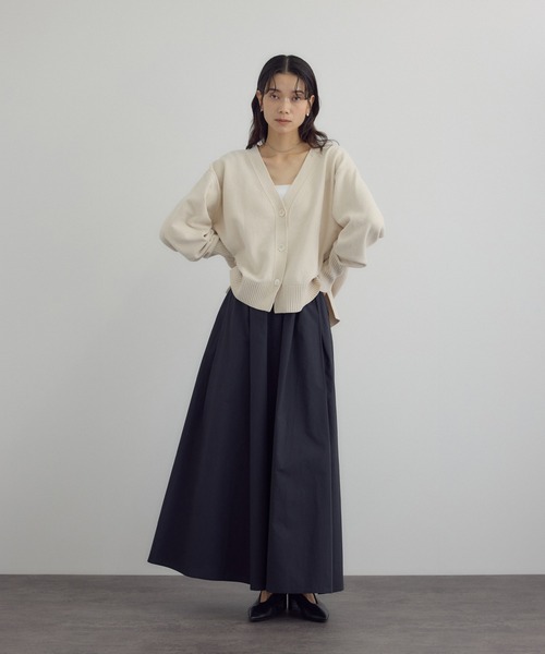 SALON adam et rope'（サロン アダム エ ロペ）の「Vネックカーディガン-CreamyCotton /クリーミーコットン-（カーディガン/ボレロ・レディース・ブラック/オフホワイト/ベージュ系その他・FREE）」の6枚目の写真