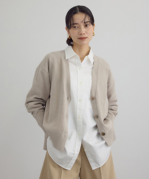 SALON adam et rope'（サロン アダム エ ロペ）の「Vネックカーディガン-CreamyCotton /クリーミーコットン-（カーディガン/ボレロ・レディース・ブラック/オフホワイト/ベージュ系その他・FREE）」の4枚目の写真