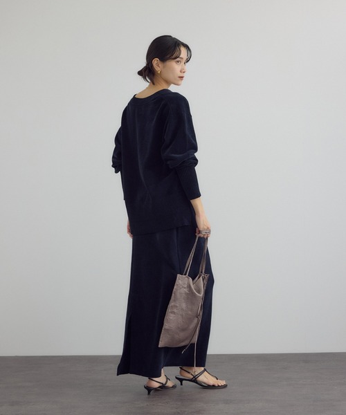 SALON adam et rope'（サロン アダム エ ロペ）の「Vネックカーディガン-CreamyCotton /クリーミーコットン-（カーディガン/ボレロ・レディース・ブラック/オフホワイト/ベージュ系その他・FREE）」の8枚目の写真