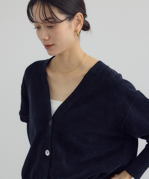 SALON adam et rope'（サロン アダム エ ロペ）の「Vネックカーディガン-CreamyCotton /クリーミーコットン-（カーディガン/ボレロ・レディース・ブラック/オフホワイト/ベージュ系その他・FREE）」の9枚目の写真