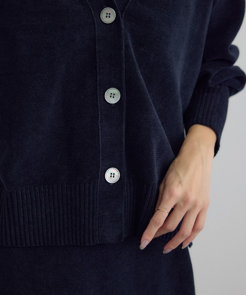 SALON adam et rope'（サロン アダム エ ロペ）の「Vネックカーディガン-CreamyCotton /クリーミーコットン-（カーディガン/ボレロ・レディース・ブラック/オフホワイト/ベージュ系その他・FREE）」の11枚目の写真