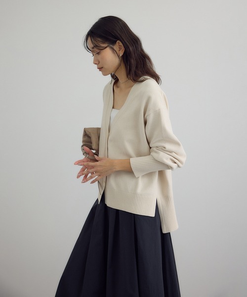 SALON adam et rope'（サロン アダム エ ロペ）の「Vネックカーディガン-CreamyCotton /クリーミーコットン-（カーディガン/ボレロ・レディース・ブラック/オフホワイト/ベージュ系その他・FREE）」の13枚目の写真
