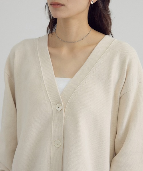 SALON adam et rope'（サロン アダム エ ロペ）の「Vネックカーディガン-CreamyCotton /クリーミーコットン-（カーディガン/ボレロ・レディース・ブラック/オフホワイト/ベージュ系その他・FREE）」の21枚目の写真