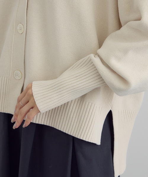 SALON adam et rope'（サロン アダム エ ロペ）の「Vネックカーディガン-CreamyCotton /クリーミーコットン-（カーディガン/ボレロ・レディース・ブラック/オフホワイト/ベージュ系その他・FREE）」の22枚目の写真