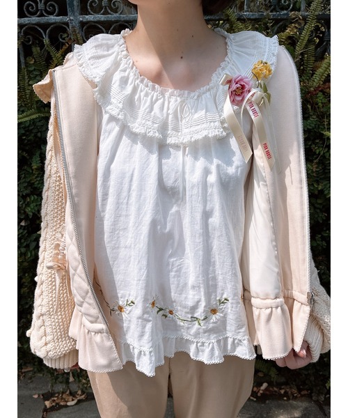 PINK HOUSE(ピンクハウス)の「マーガレット刺繍使いローンブラウス(シャツ/ブラウス・レディース・ホワイト/ピンク/ラベンダー/ブラック/サックスブルー・フリー)」の2枚目の写真