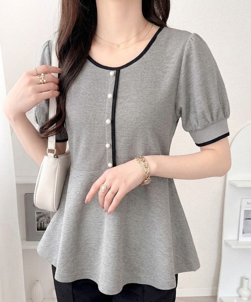 mily bilet(ミウィビレット)の「【mily bilet】上品さも可愛さも、大人バランスで。パール釦配色デザインパフスリーブペプラムトップス(半袖)(Tシャツ/カットソー・レディース・杢グレー/アイボリー/ブラック・LARGE/X-LARGE/SMALL/MEDIUM)」の14枚目の写真