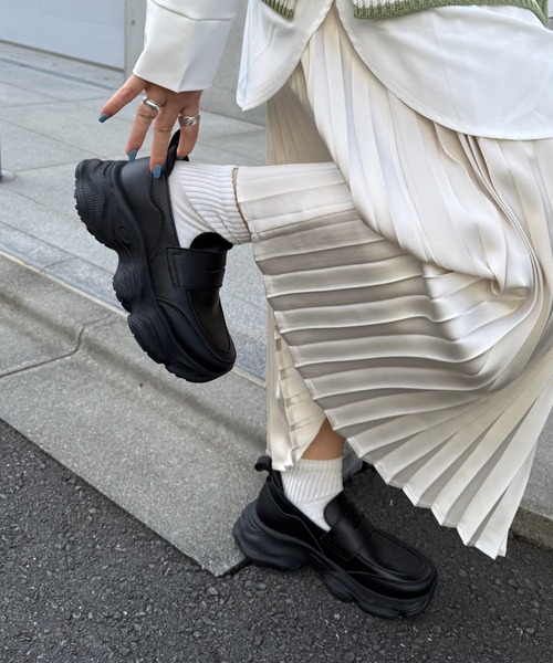 AS KNOW AS plus（アズノゥアズプラス）の「厚底スニーカーソール コインローファー（ローファー・レディース・ブラック/ブラック系・M/LL/L）」の17枚目の写真