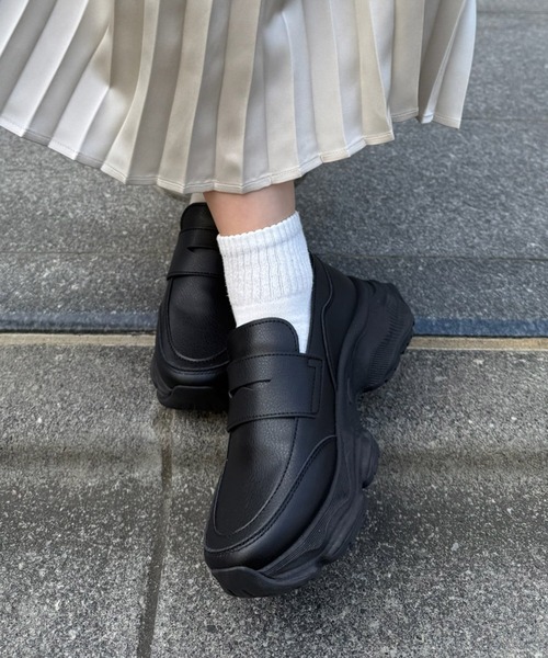 AS KNOW AS plus（アズノゥアズプラス）の「厚底スニーカーソール コインローファー（ローファー・レディース・ブラック/ブラック系・M/LL/L）」の21枚目の写真