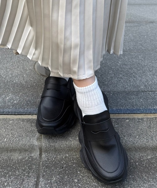 AS KNOW AS plus（アズノゥアズプラス）の「厚底スニーカーソール コインローファー（ローファー・レディース・ブラック/ブラック系・M/LL/L）」の22枚目の写真