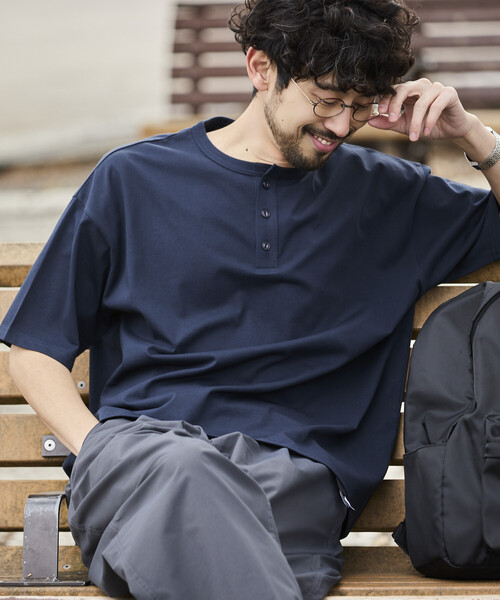 FREAK'S STORE(フリークスストア)の「限定展開 STORATECH/ストラテック ライトウェイト ヘンリーネックTシャツ/抗菌/防臭/制菌/UVカット/接触冷感/吸水速乾(Tシャツ/カットソー・メンズ・スミクロ/ネイビー/ブラック/ホワイト/グレイッシュベージュ・SMALL/X-LARGE/LARGE/MEDIUM)」の5枚目の写真