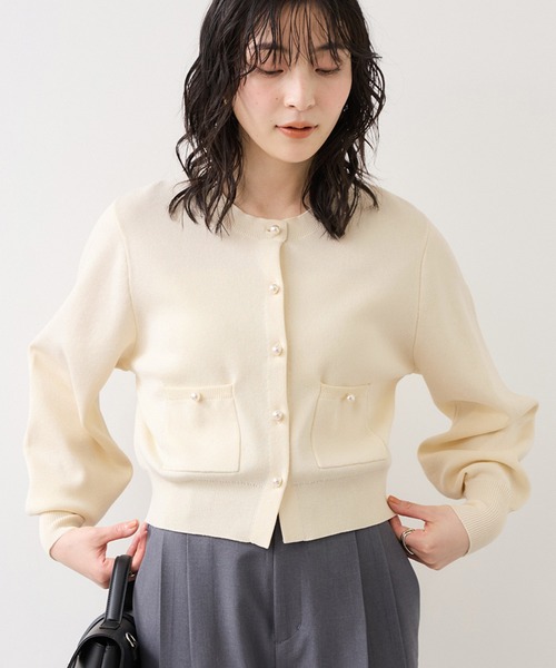 VIS(ビス)の「パールボタンカーディガン(カーディガン/ボレロ・レディース・ブラック/オフホワイト/ピンク/キャメル・FREE)」の2枚目の写真