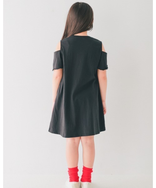 NHT(エヌエイチティー)の「エヌエイチティー オフショルダー ワンピース(ワンピース・キッズ・ブラック・110cm/160cm/140cm/150cm/130cm/120cm)」の4枚目の写真