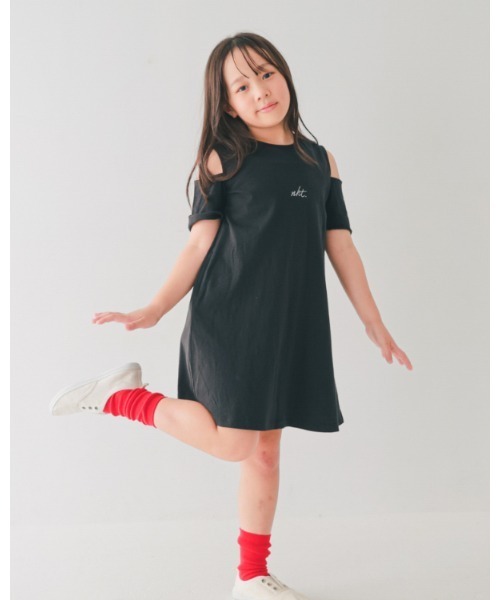 NHT(エヌエイチティー)の「エヌエイチティー オフショルダー ワンピース(ワンピース・キッズ・ブラック・110cm/160cm/140cm/150cm/130cm/120cm)」の3枚目の写真