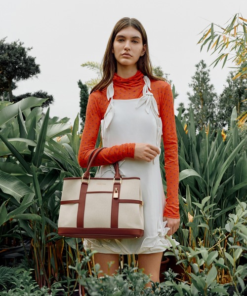 CHARLES & KEITH(チャールズ & キース)の「Scottieスコッティーキャンバストートバッグ(トートバッグ・レディース・レンガ・L)」の1枚目の写真