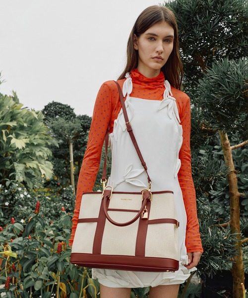 CHARLES & KEITH(チャールズ & キース)の「Scottieスコッティーキャンバストートバッグ(トートバッグ・レディース・レンガ・L)」の2枚目の写真