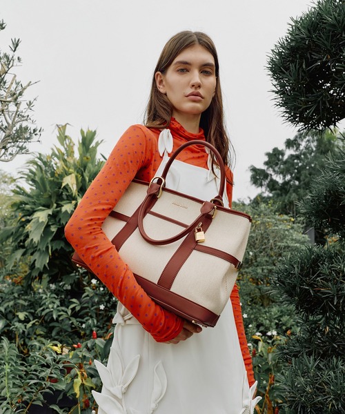 CHARLES & KEITH(チャールズ & キース)の「Scottieスコッティーキャンバストートバッグ(トートバッグ・レディース・レンガ・L)」の3枚目の写真