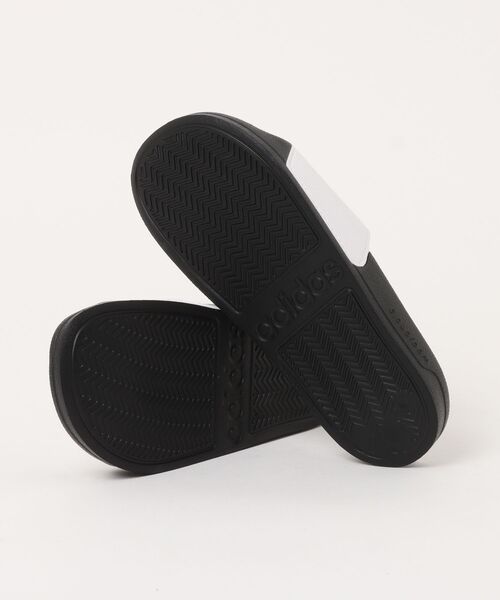 adidas（アディダス）の「《adidas》アディレッタ シャワー サンダル / Adilette Shower Slides（サンダル・メンズ・ブラック×ブラック/ホワイト×ブラック/ブラック×ホワイト・23.5cm/24.5cm/25.5cm/26.5cm/27.5cm/28.5cm/22.5cm）」の5枚目の写真