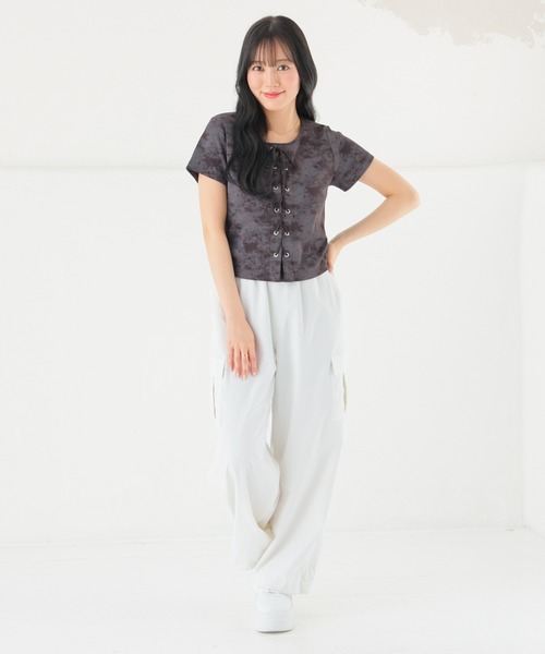 Honeys(ハニーズ)の「レースアップトップス(Tシャツ/カットソー・レディース・チャコール/ベージュ/ホワイト/レッド/ブラック・L/M/S)」の16枚目の写真