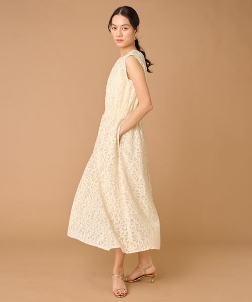 INED（イネド）の「フラワージャガードノースリーブワンピース（ワンピース・レディース・イエロー・9号/7号）」の12枚目の写真