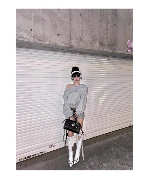 Ritzy(リッツィー)の「オフショルダー スウェット(Tシャツ/カットソー・レディース・グレー・M/L)」の4枚目の写真