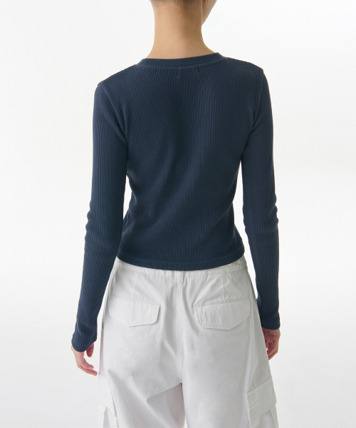 MUSINSA STANDARD WOMAN（ムシンサスタンダードウーマン）の「ウィメンズワッフルスリムクルーネック長袖Tシャツ[ネイビー]（Tシャツ/カットソー・レディース・その他・X-SMALL/SMALL/MEDIUM/LARGE）」の2枚目の写真