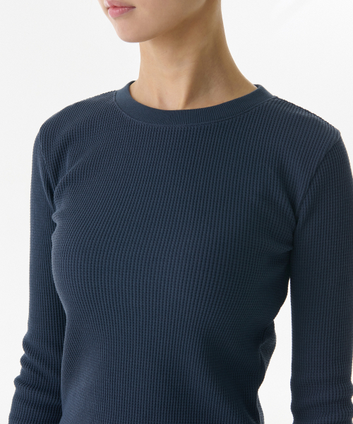 MUSINSA STANDARD WOMAN（ムシンサスタンダードウーマン）の「ウィメンズワッフルスリムクルーネック長袖Tシャツ[ネイビー]（Tシャツ/カットソー・レディース・その他・X-SMALL/SMALL/MEDIUM/LARGE）」の3枚目の写真