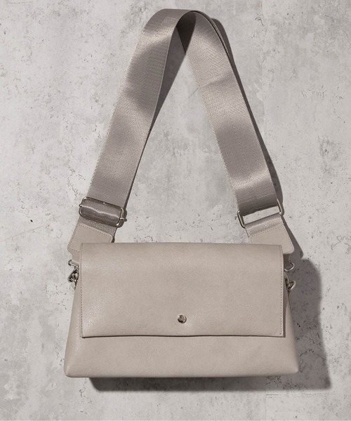 GORGE(ゴージ)の「《太ショルダー×フラップ》ショルダーバッグ/カジュアル/オールシーズン/全3色(ショルダーバッグ・レディース・グレー/アイボリー/ブラック・F)」の3枚目の写真