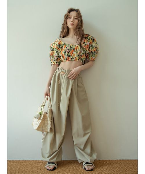LILY BROWN（リリーブラウン）の「フラワーチャーム付きラッフルかごバッグ（かごバッグ・レディース・アイボリー/ブラック/ライトブルー・F）」の5枚目の写真