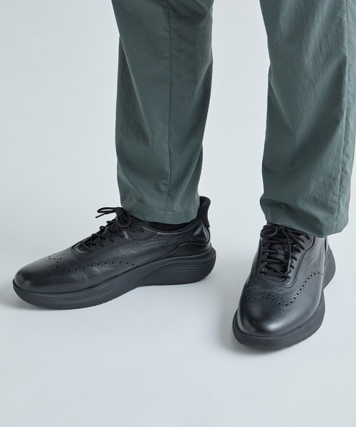 MEN'S BIGI(メンズビギ)の「COLE HAAN Original Grand Neo Arc Quick-On Wingtip Oxfords(スニーカー・メンズ・ブラック・01/02)」の2枚目の写真