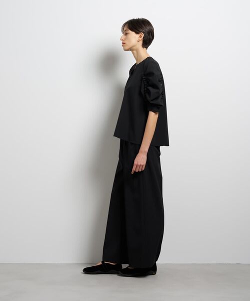 LANVIN en Bleu(ランバンオンブルー)の「ドライポリエステルギャザー袖ブラウス(シャツ/ブラウス・レディース・グレー/ブラック/オフホワイト・38)」の5枚目の写真