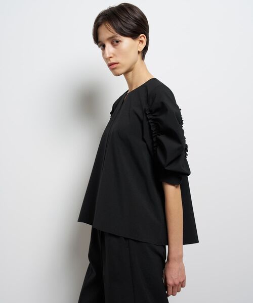 LANVIN en Bleu(ランバンオンブルー)の「ドライポリエステルギャザー袖ブラウス(シャツ/ブラウス・レディース・グレー/ブラック/オフホワイト・38)」の7枚目の写真