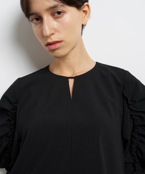 LANVIN en Bleu(ランバンオンブルー)の「ドライポリエステルギャザー袖ブラウス(シャツ/ブラウス・レディース・グレー/ブラック/オフホワイト・38)」の10枚目の写真