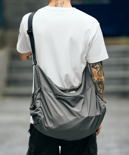 Subciety(サブサエティ)の「Nylon shoulder bag(ショルダーバッグ・メンズ・チャコール/ブラック・FREE)」の2枚目の写真