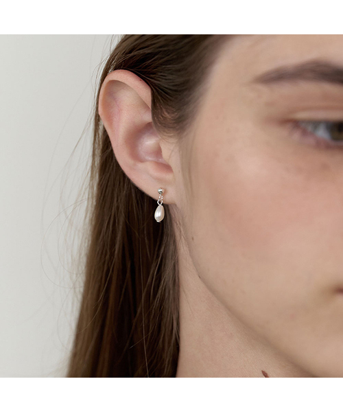LOVE ME MONSTER(ラブミーモンスター)の「Pearl Drops Earrings (L253MER030)(ピアス(両耳用)・レディース・シルバー×キュービック/シルバー・FREE)」の1枚目の写真