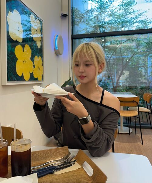 COIRIS(コイリス)の「ソルナ ワンショルダー配色長袖Tシャツ (2カラー)(Tシャツ/カットソー・レディース・ブラック/ダークグレー・FREE)」の16枚目の写真