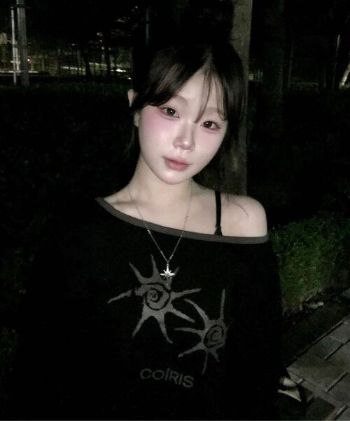 COIRIS(コイリス)の「ソルナ ワンショルダー配色長袖Tシャツ (2カラー)(Tシャツ/カットソー・レディース・ブラック/ダークグレー・FREE)」の21枚目の写真