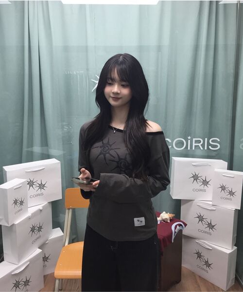 COIRIS(コイリス)の「ソルナ ワンショルダー配色長袖Tシャツ (2カラー)(Tシャツ/カットソー・レディース・ブラック/ダークグレー・FREE)」の22枚目の写真