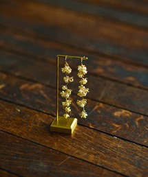 Audie a Muses（オーディアミューズ）の「プチフラワードロップピアス（ピアス（両耳用））」