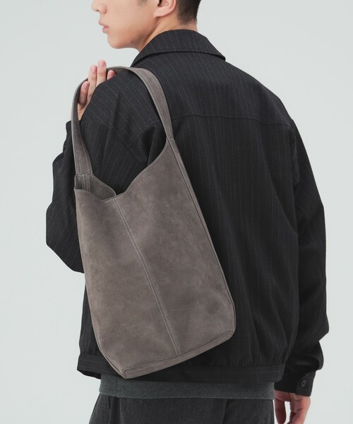 BEAMS HEART(ビームスハート)の「フェイクスエード ホーボーバッグ(トートバッグ・メンズ・チャコールグレー/ブラウン・ONE SIZE)」の1枚目の写真