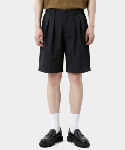 UNDEROFF(アンダーオフ)の「ナイロンストレッチツーピンタックショートパンツブラック(その他パンツ・メンズ・ブラック・MEDIUM/LARGE/X-LARGE)」の1枚目の写真