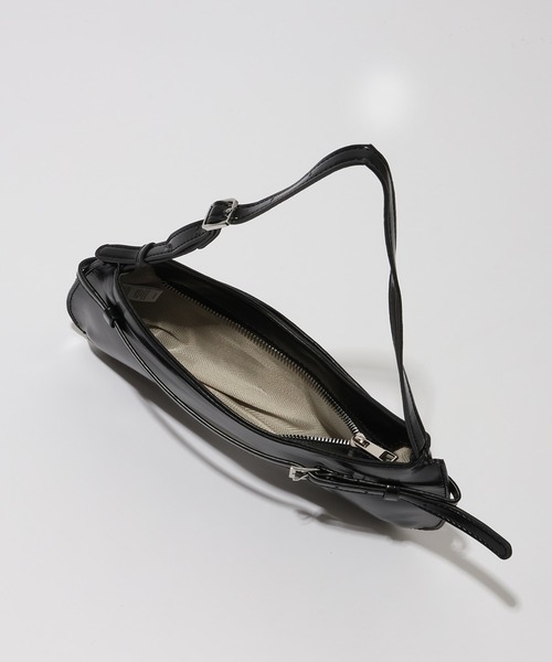 MUCENT(ムセント)の「【MUCENT/ムセント】EREN BELT STRAP LEATHER SHOULDER BAG UNISEX/エレン ベルト ストラップ レザー ショルダーバッグ ユニセックス(ショルダーバッグ・レディース・ブラック・FREE)」の7枚目の写真