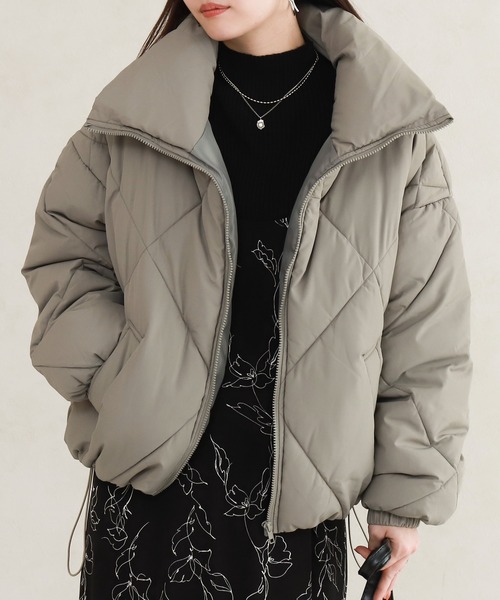 NYLAUS(ナイラス)の「【SG】ダイヤキルトBIGカラーブルゾン マフラーレス 中綿ブルゾン(その他アウター・レディース・ホワイト/ブラック/カーキ・M/L)」の3枚目の写真