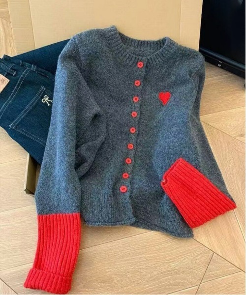 AMELY(エミリー)の「ハート刺繍 配色ニットカーディガン/バイカラー/ガーリー/セーター(カーディガン/ボレロ・レディース・レッド/ブルー・フリー)」の1枚目の写真