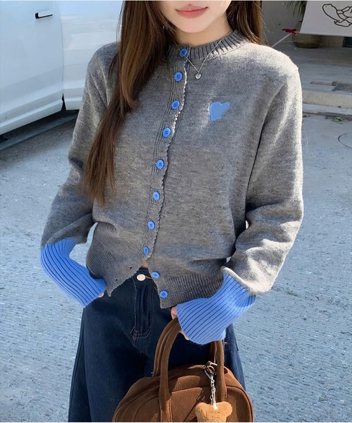 AMELY(エミリー)の「ハート刺繍 配色ニットカーディガン/バイカラー/ガーリー/セーター(カーディガン/ボレロ・レディース・レッド/ブルー・フリー)」の3枚目の写真