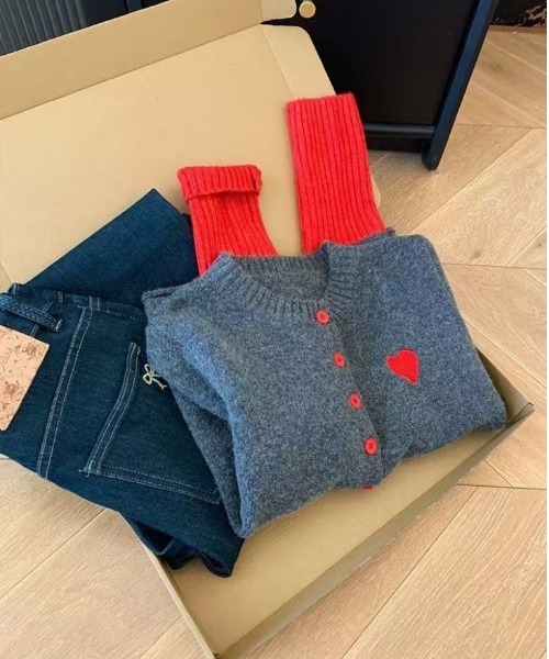 AMELY(エミリー)の「ハート刺繍 配色ニットカーディガン/バイカラー/ガーリー/セーター(カーディガン/ボレロ・レディース・レッド/ブルー・フリー)」の8枚目の写真