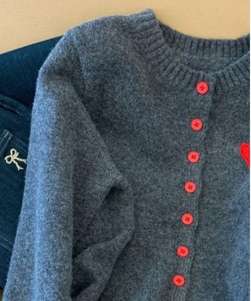 AMELY(エミリー)の「ハート刺繍 配色ニットカーディガン/バイカラー/ガーリー/セーター(カーディガン/ボレロ・レディース・レッド/ブルー・フリー)」の9枚目の写真