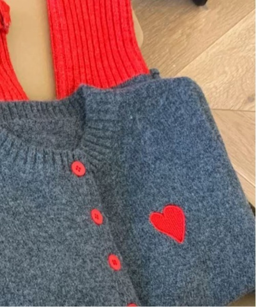 AMELY(エミリー)の「ハート刺繍 配色ニットカーディガン/バイカラー/ガーリー/セーター(カーディガン/ボレロ・レディース・レッド/ブルー・フリー)」の10枚目の写真
